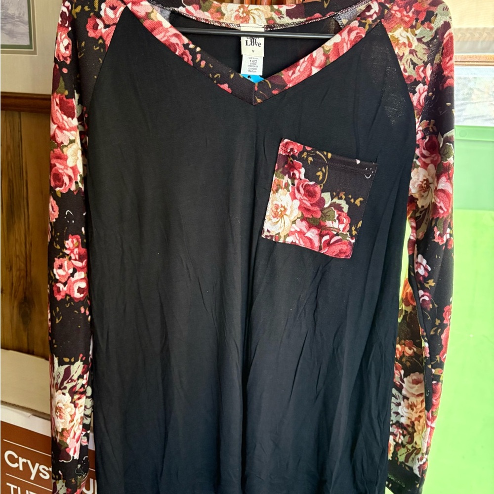 Floral Sleeve Black Top w/Pocket by Sew In Love. Size M. NWT.